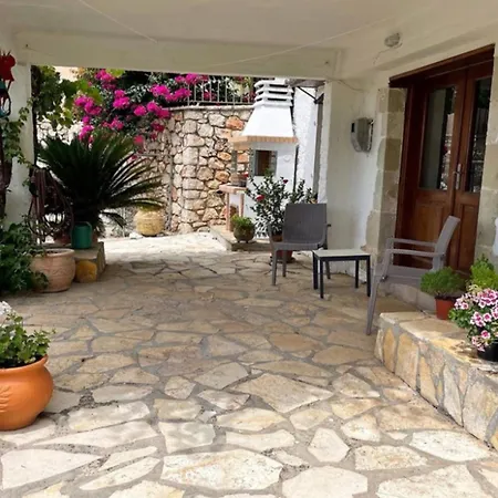 Hoolit House * Vournikas