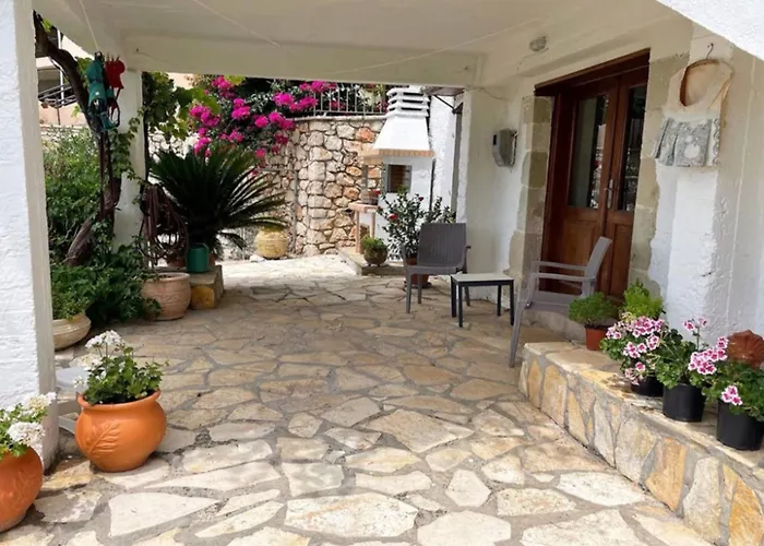 Hoolit House * Vournikas